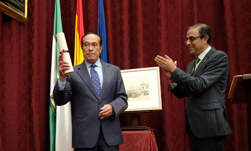 El torero Curro Romero recibe el Premio de Cultura de la Universidad de Sevilla