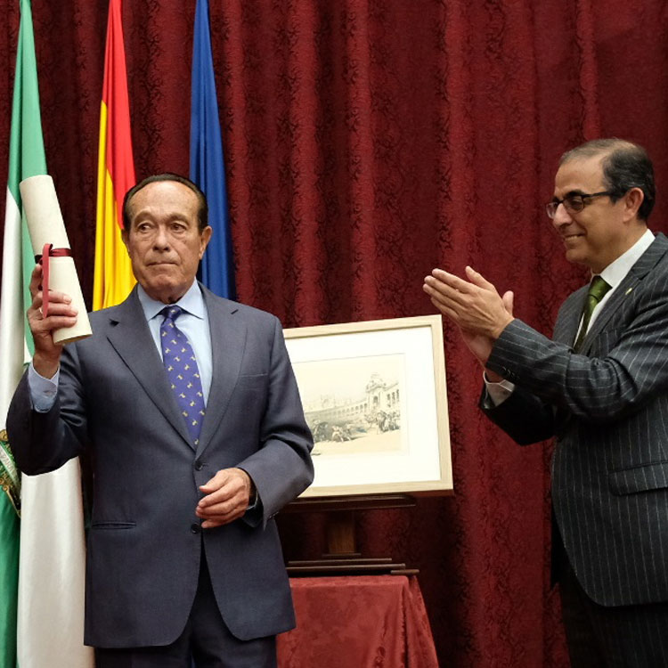 El torero Curro Romero recibe el Premio de Cultura de la Universidad de Sevilla