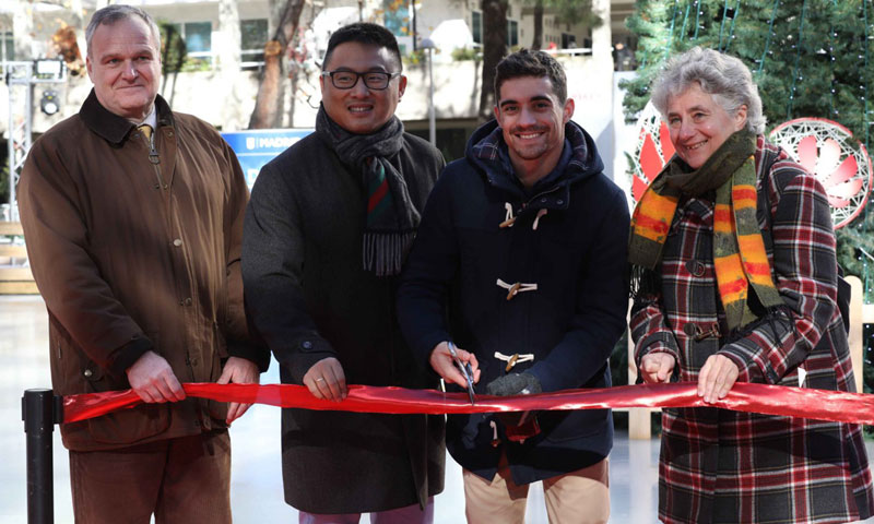 Javier Fernández inaugura su pista de hielo para ayudar en la lucha contra el cáncer infantil