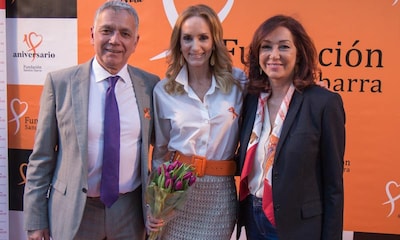 Ana Rosa Quintana y el Padre Ángel arropan a Sandra Ibarra en el 10º aniversario de su fundación