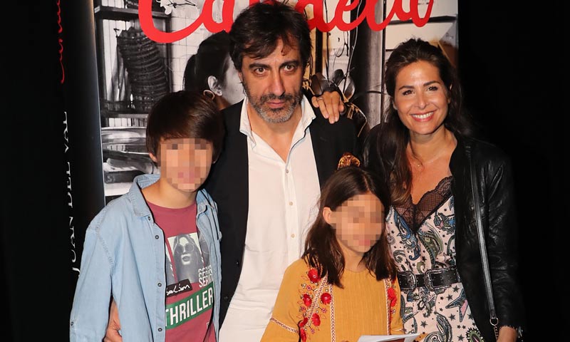 Nuria Roca acompaña a su marido, Juan del Val, en la presentación de su novela 'Candela'