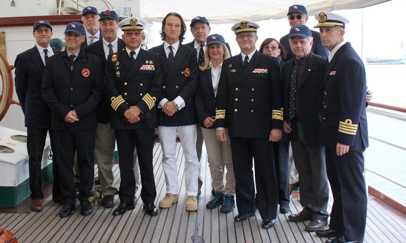 Kitín Muñoz entrega la bandera del Club de Exploradores de Nueva York al buque Juan Sebastián Elcano