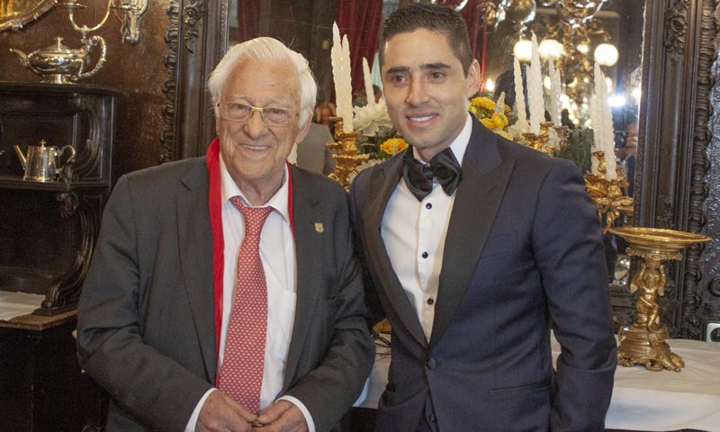 Rafael Amargo, Arantxa de Benito y Pablo Nieto acompañan al Padre Ángel en una cena benéfica