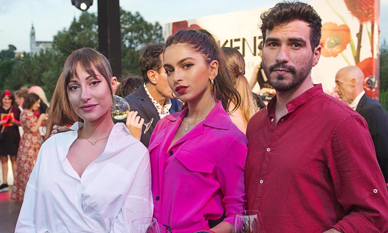 Lucía Rivera y Marta Nieto dan la bienvenida al verano en una colorida fiesta