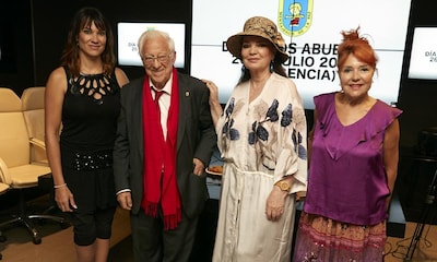 Irene Villa acompaña al Padre Ángel en la presentación del 'Día de los Abuelos'