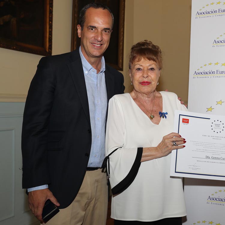 Gemma Cuervo recibe la 'Medalla Europea al Mérito en el trabajo'