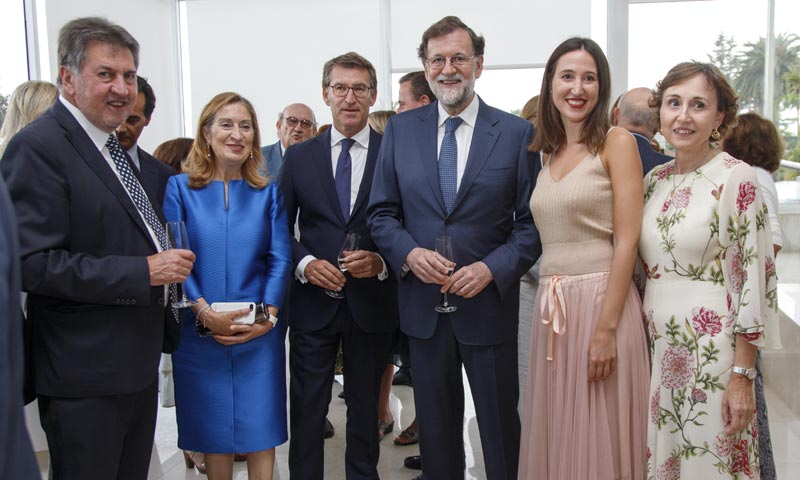 Feijóo, Rajoy y Ana Pastor asisten a la gala contra el cáncer celebrada en la isla de La Toja