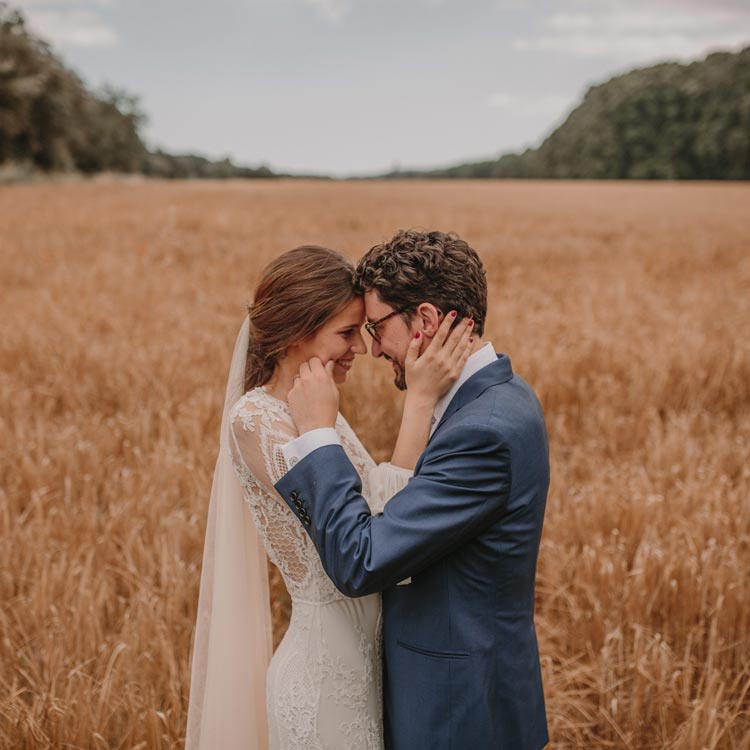 La original boda de Gina y Roger en una finca abandonada