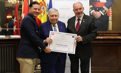 Luis María Ansón recibe la 'Medalla de Oro al Mérito en el Trabajo'