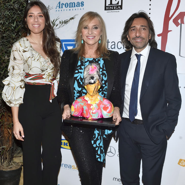 Mariola Orellana recibe un premio muy especial, arropada por su familia