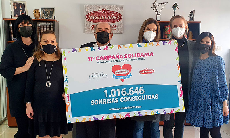 La fundación Intheos recoge el cheque solidario de la campaña 'Sonrisas dulces'