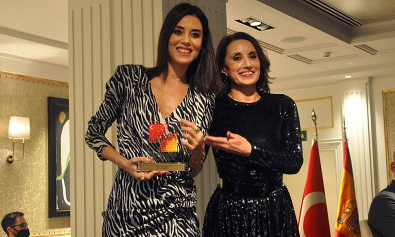 La actriz Cansu Dere recibe un premio de manos de Luz Casal