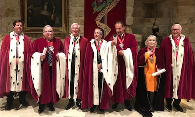 El Serenísimo Capítulo del Vino nombra a nuevos miembros en una ceremonia de excepción en Burdeos