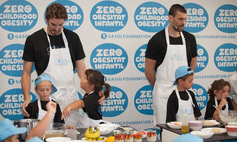 Marc y Pau Gasol enseñan a comer a los niños con la ayuda de Joan Roca