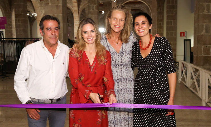 Genoveva Casanova inaugura un rastrillo solidario en Barcelona