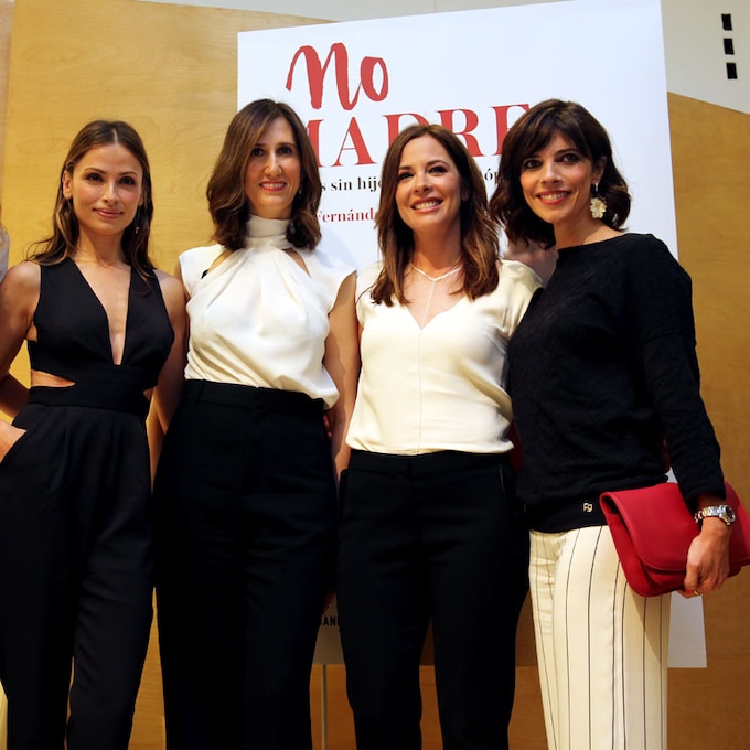 María Fernández-Miranda presenta su libro 'No madres' rodeada de mujeres