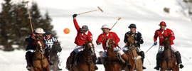 Caballos al galope sobre el lago de St. Moritz