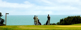 Juega al golf mirando al mar