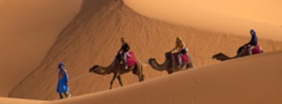 Exploradores en el desierto de Marruecos