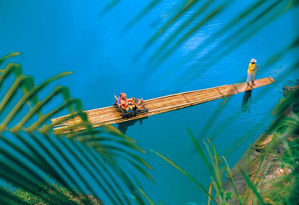 Думаю стоит посетить страну с позитивным настроем. Бамбуковый плот. Китайские бамбуковые плоты. Плот из бамбука. Сплав на бамбуковых плотах као лак.