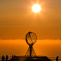 Verano bajo el sol de medianoche en la costa de Noruega 