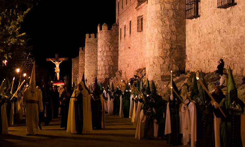 Ávila: Un Vía Crucis muy emotivo que busca el alba recorriendo la Muralla