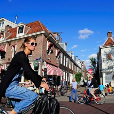 Por los canales de Ámsterdam sobre dos ruedas, porque las bicis son para la primavera
