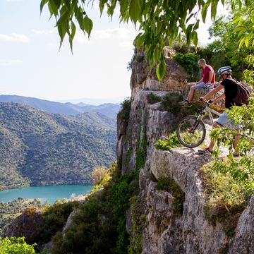 En bici (eléctrica) por el Priorat, para un ‘wine tour’ por la Costa Daurada en familia