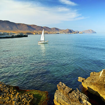 ¿Y si pruebas la experiencia de navegar en velero por el Cabo de Gata?