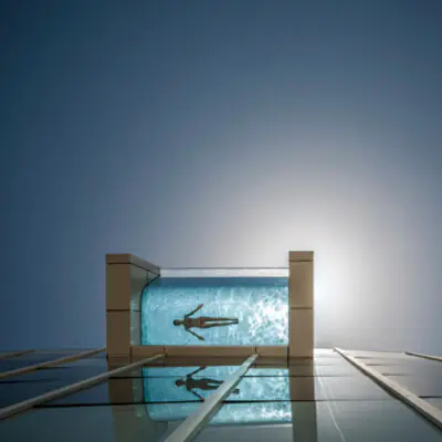 El lujo de nadar en una piscina con el suelo de cristal