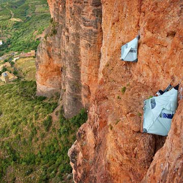 Una noche en una pared vertical a 100 metros del suelo