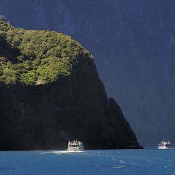 Navegando en el fiordo de Milford Sound, la tierra de los elfos y los trolls