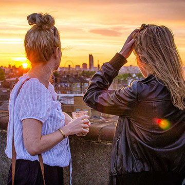 Los 5 mejores bares en las azoteas de Londres para celebrar por todo lo alto el Día de la Amistad 