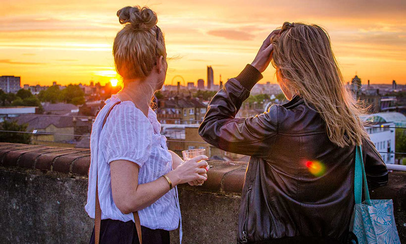 Los 5 mejores bares en las azoteas de Londres para celebrar por todo lo alto el Día de la Amistad