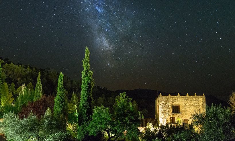 Estrellas en el cielo y en la mesa en la toscana de Teruel