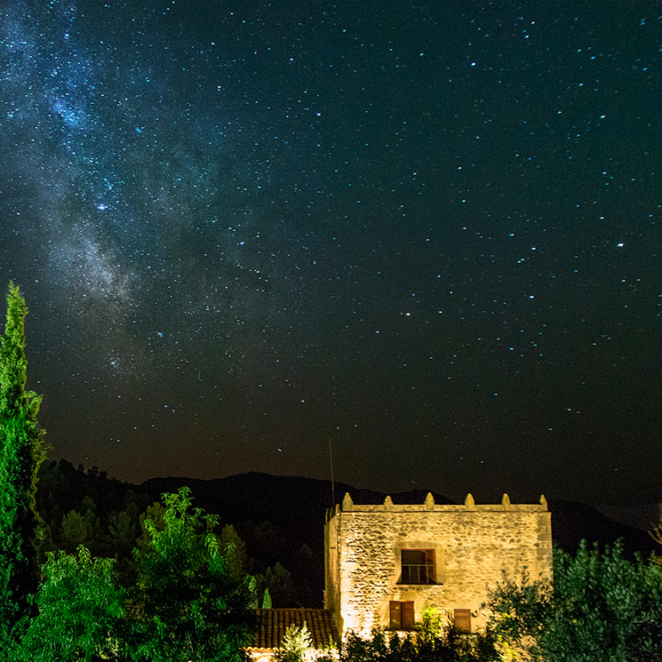 Estrellas en el cielo y en la mesa en la toscana de Teruel