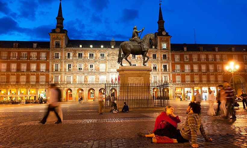 La Plaza Mayor de Madrid: 400 años de arte, tapas y aires castizos