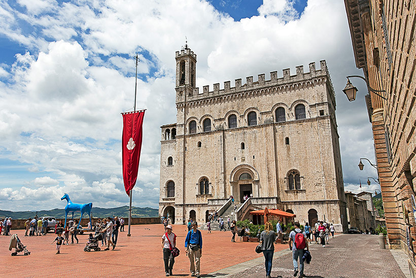 gubbio-piazza-grande-italia