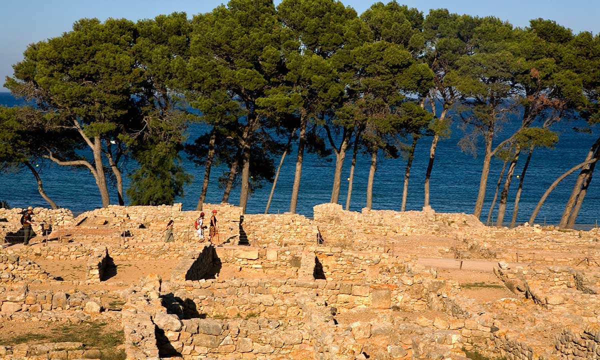 Un paseo entre pinos y ruinas grecorromanas al borde del Mediterráneo