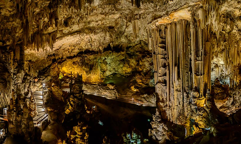 Exploramos la cueva de Nerja en privado guiados por Miguel Joven, Tito en la serie ‘Verano Azul’