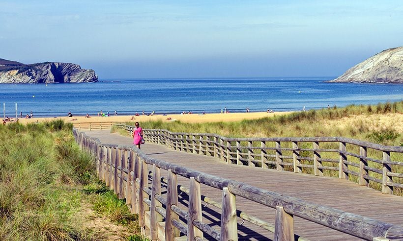 Diez playas vascas para pasear, bañarse o bailar al son de las olas