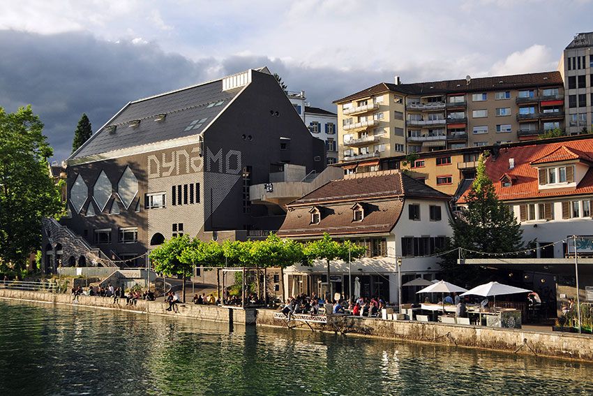 El-rio-Limmat-a-su-paso-por-Zurich