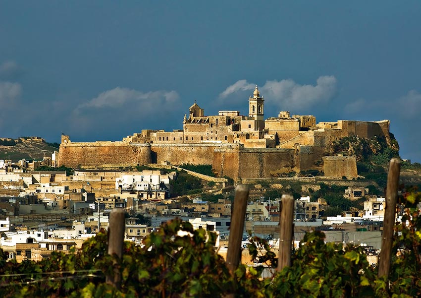 El país de la cruz de las ocho puntas consta de tres islas: Malta, que da n...