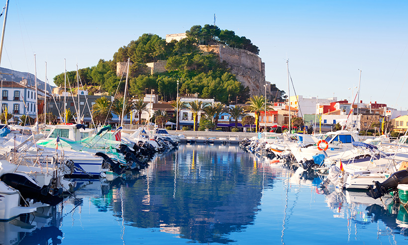 Pueblos bonitos junto al mar en la costa levantina