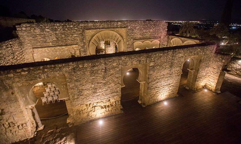 Descubre la belleza de Medina Azahara en una visita nocturna 