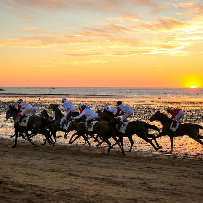 Verano en Sanlúcar de Barrameda entre palacios, terracitas y carreras de caballos por la playa