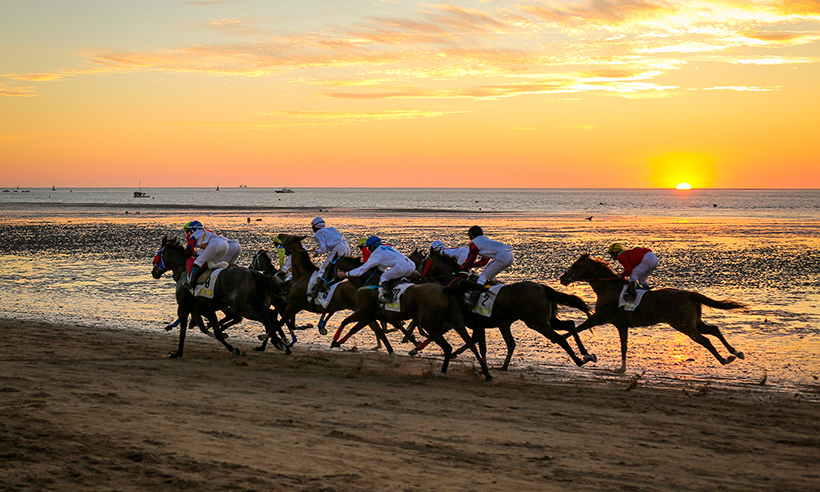 Verano en Sanlúcar de Barrameda entre palacios, terracitas y carreras de caballos por la playa