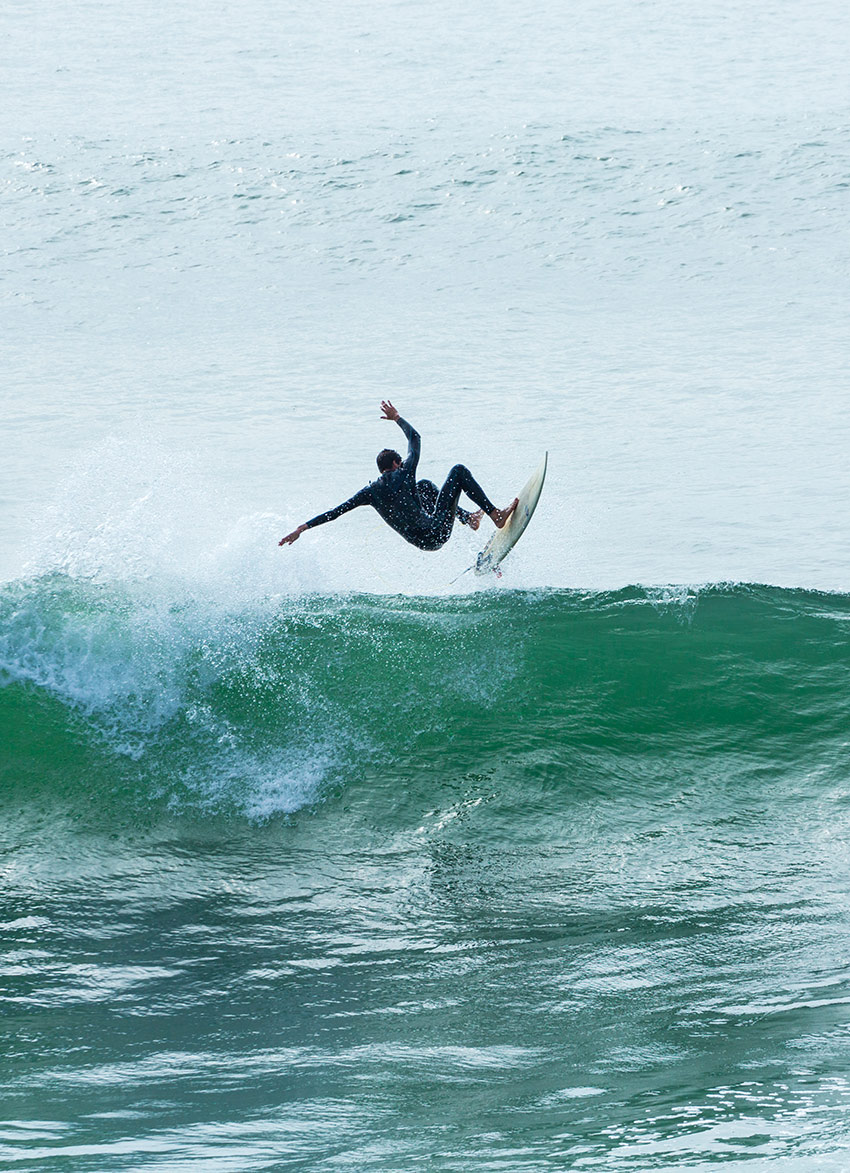 Surfer en las playas de Urdaibai