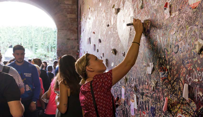 Seis destinos (con sus rituales) en los que atraer el amor