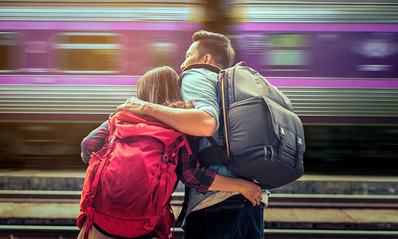 pareja viajando en tren